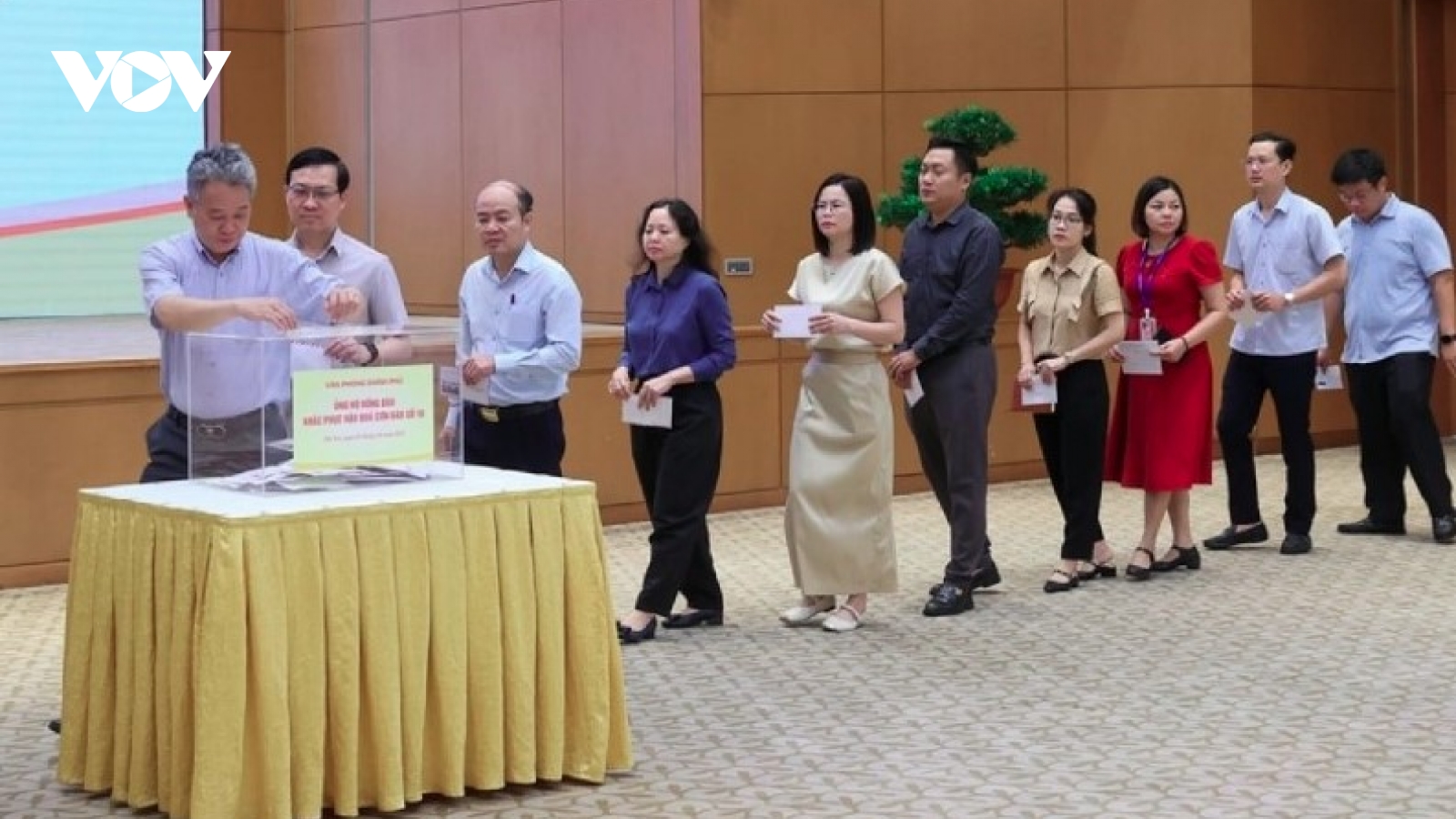PM, Government Office donate to support recovery from storms and floods